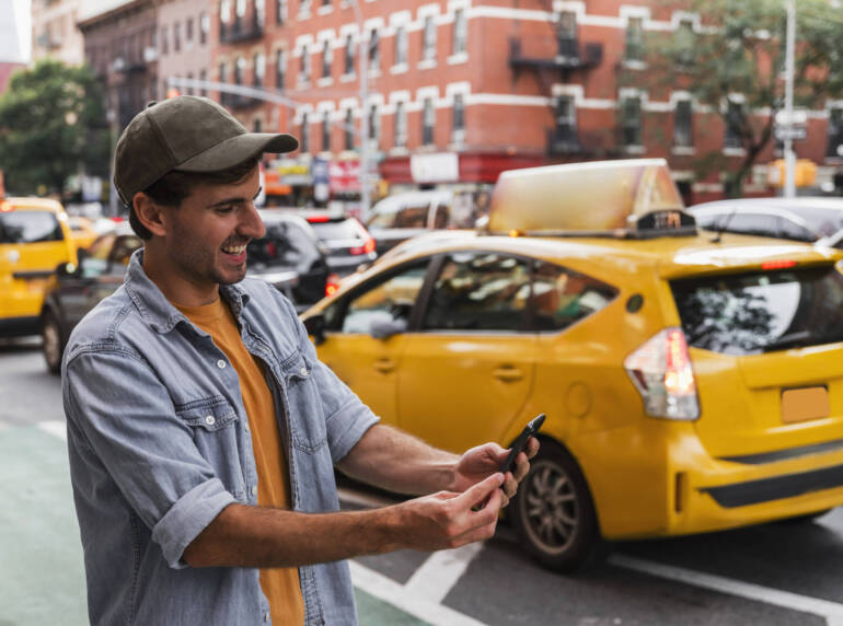 How to Easily Book a Taxi from Yateley to London City Airport