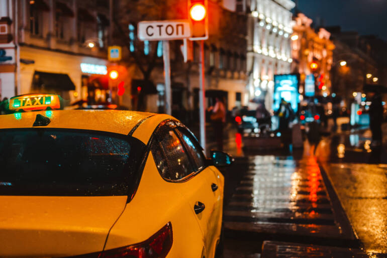 5 Reasons to Pre-Book Yateley to Southampton Taxi